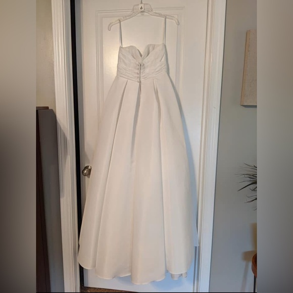 David’s bridal strapless wedding dress - Picture 4 of 4